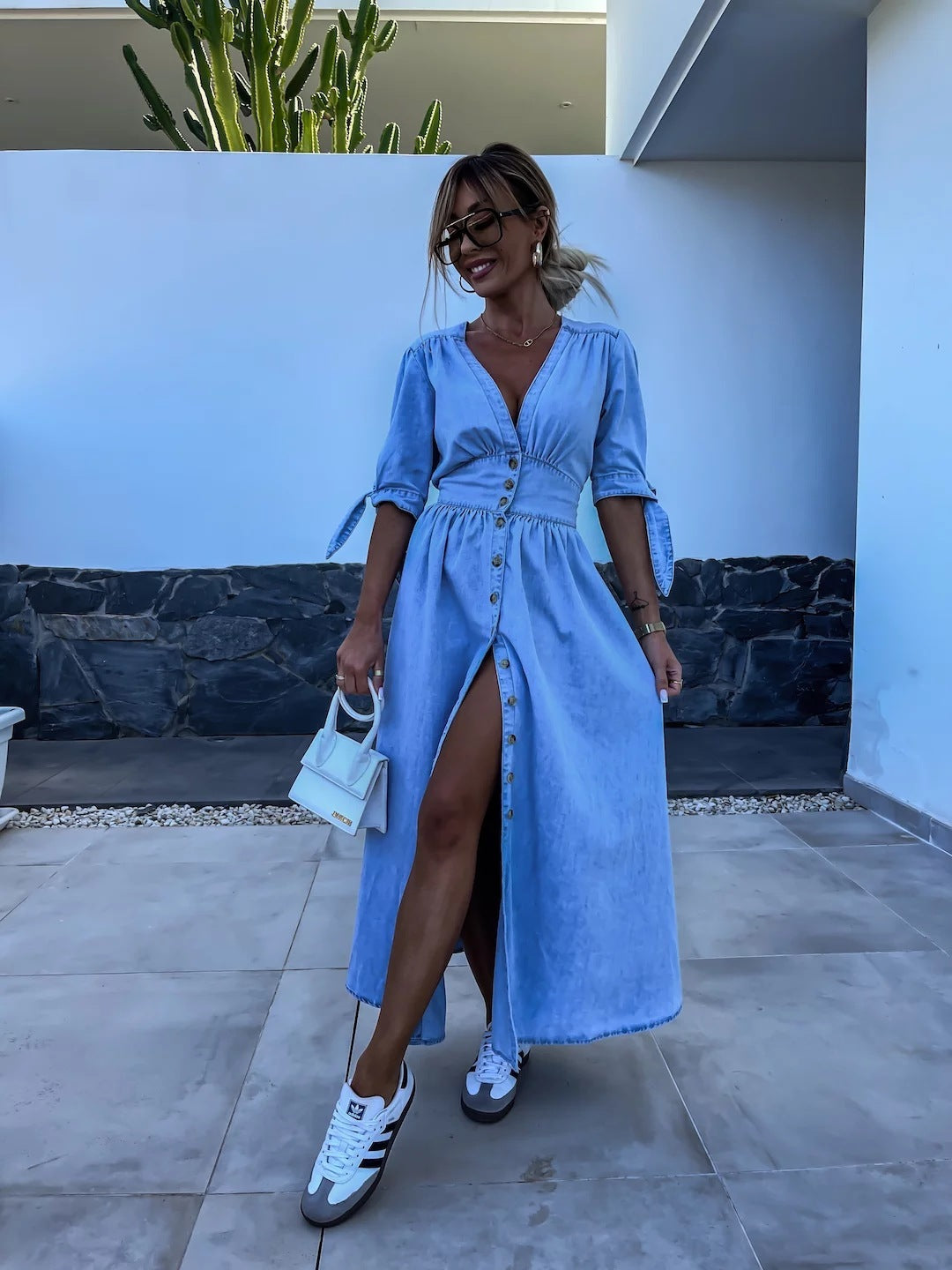 Mina Kleid – Eleganter Jeans-Look mit asymmetrischem Gürtel & geschnürten Ärmeln