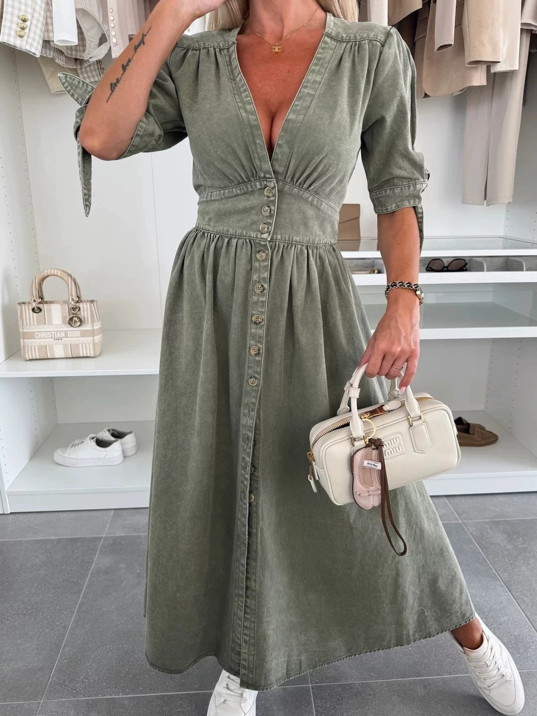 Mina Kleid – Eleganter Jeans-Look mit asymmetrischem Gürtel & geschnürten Ärmeln